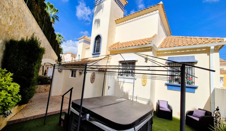 Resale - Villa -
Villamartin - Costa Blanca