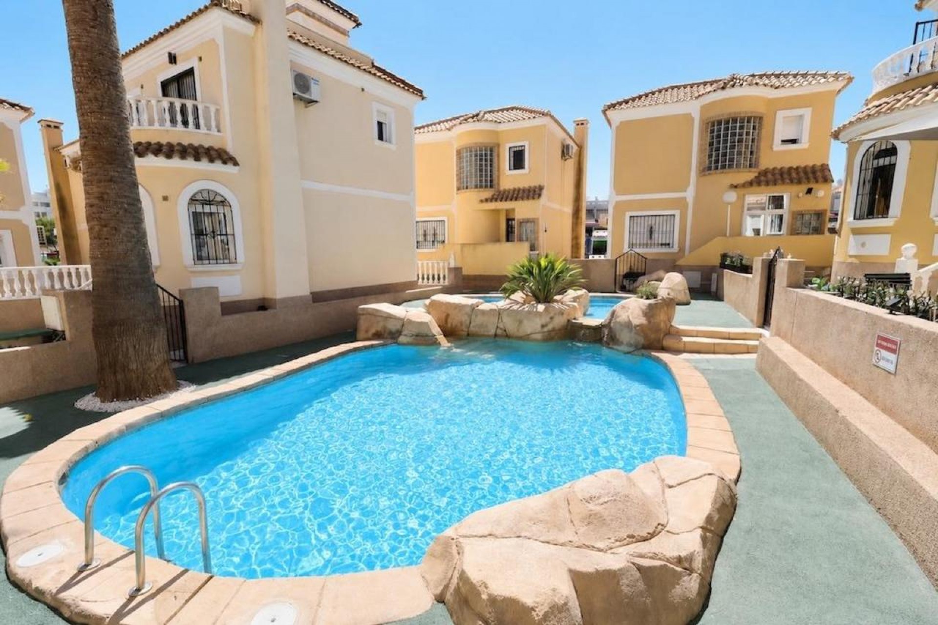 Resale - Villa -
Villamartin - Costa Blanca
