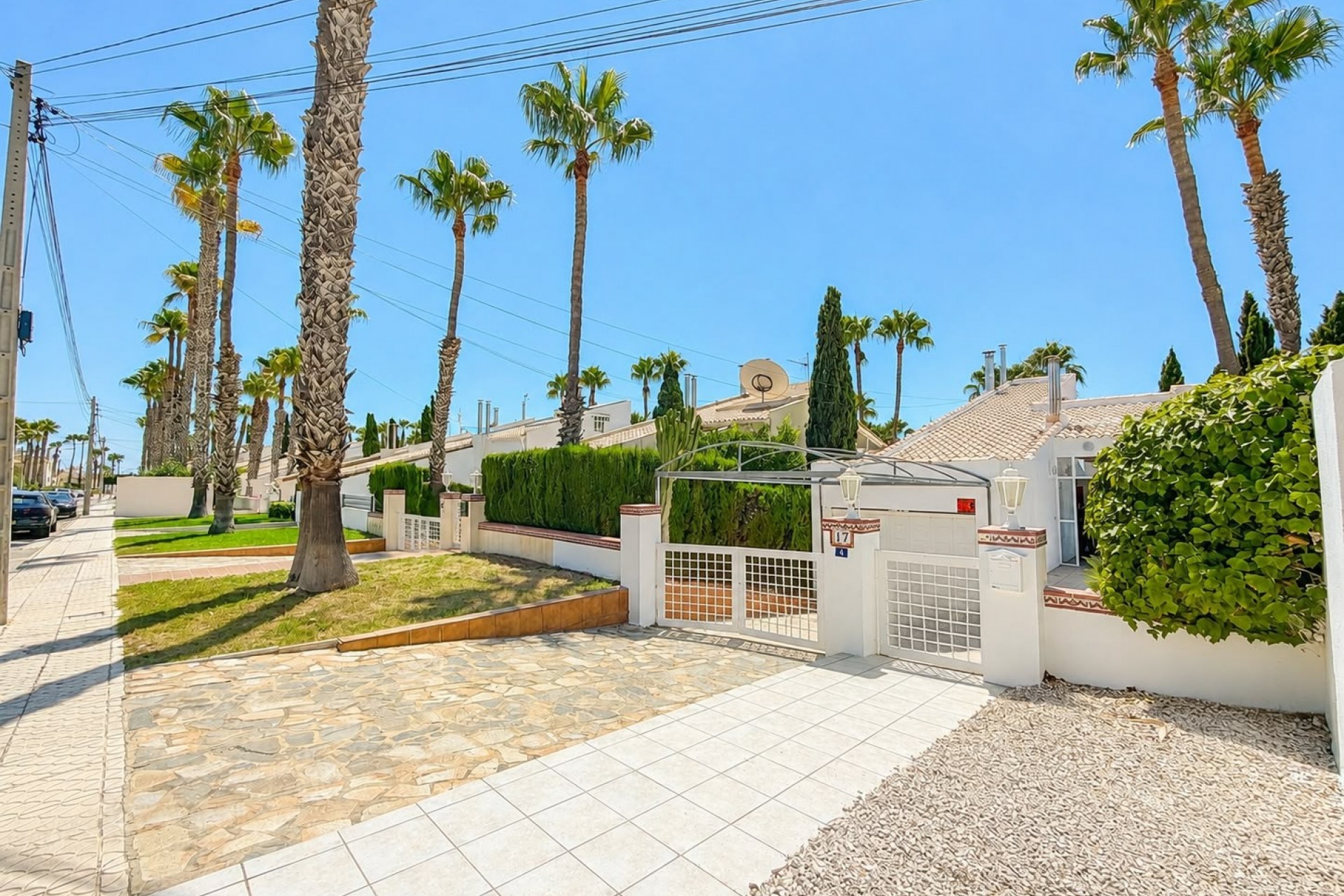 Resale - Villa -
Villamartin - Costa Blanca