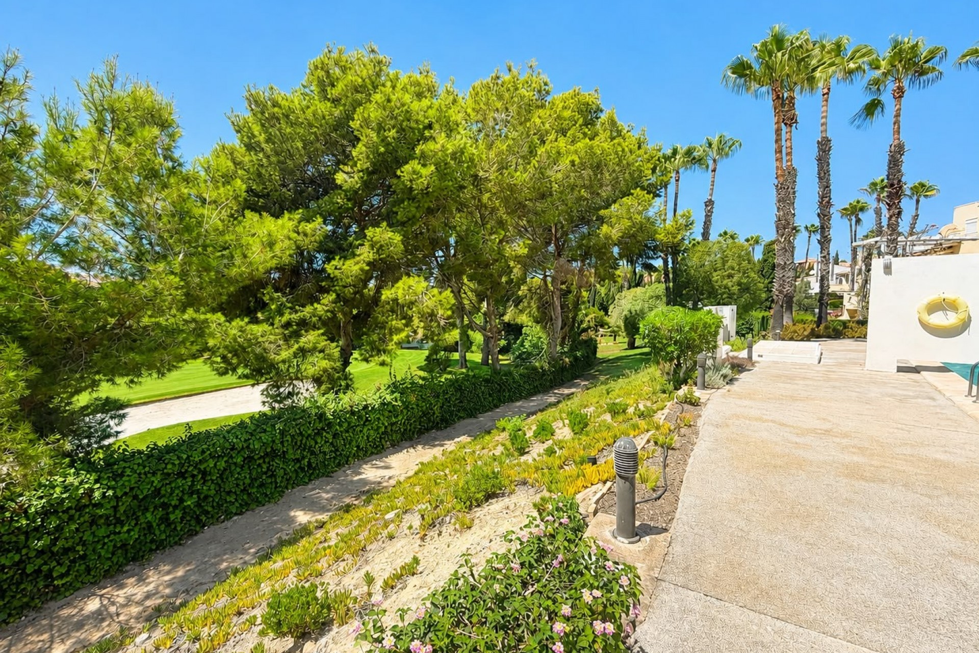 Resale - Villa -
Villamartin - Costa Blanca