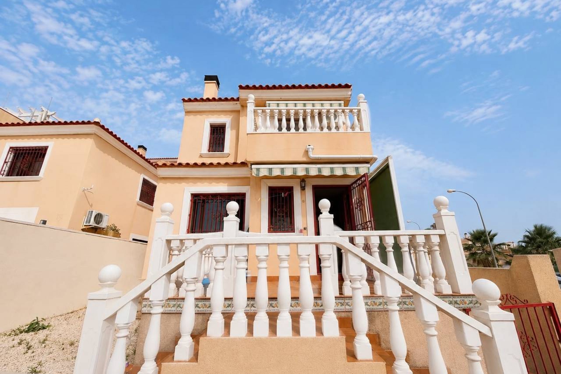 Resale - Villa -
Villamartin - Costa Blanca
