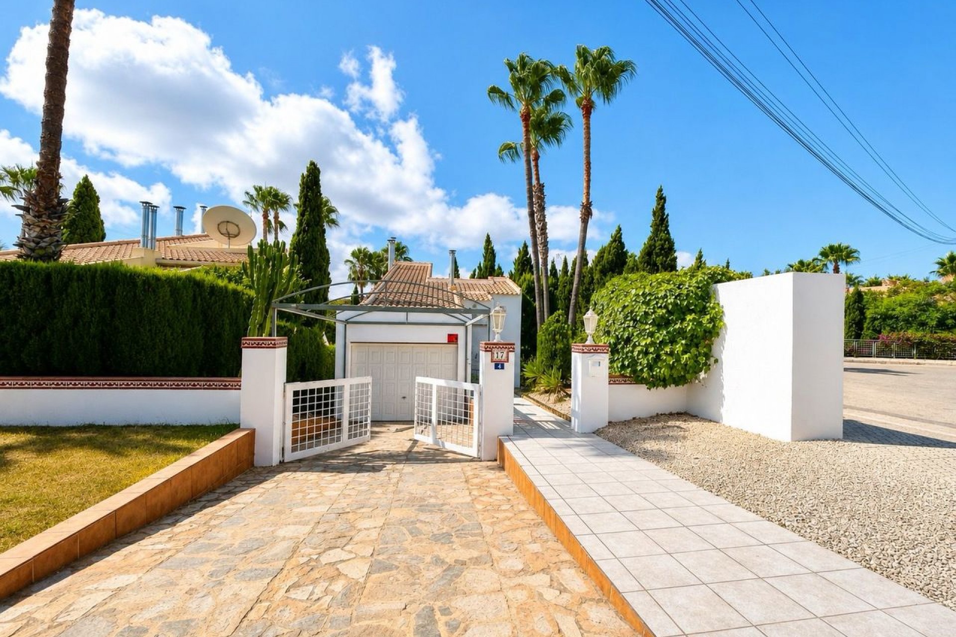 Resale - Villa -
Villamartin - Costa Blanca