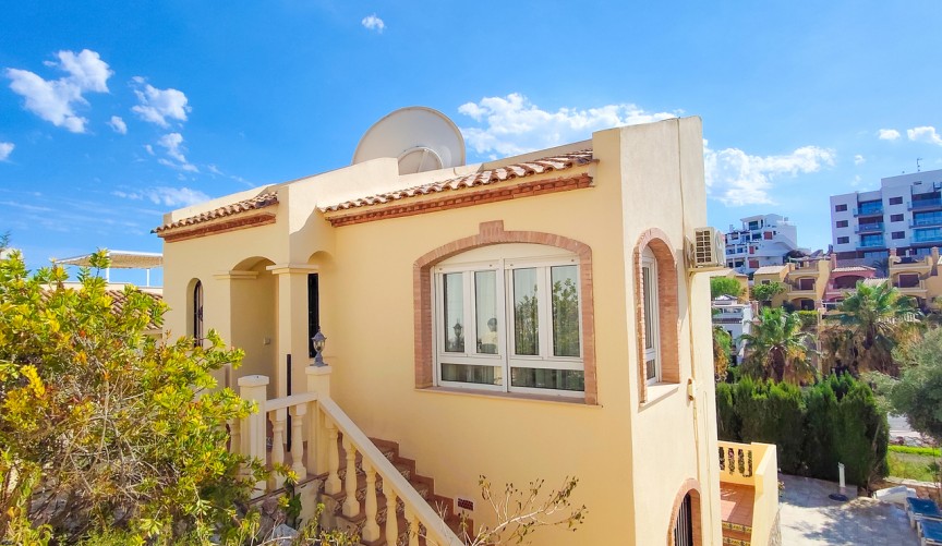 Resale - Villa -
Villamartin - Costa Blanca