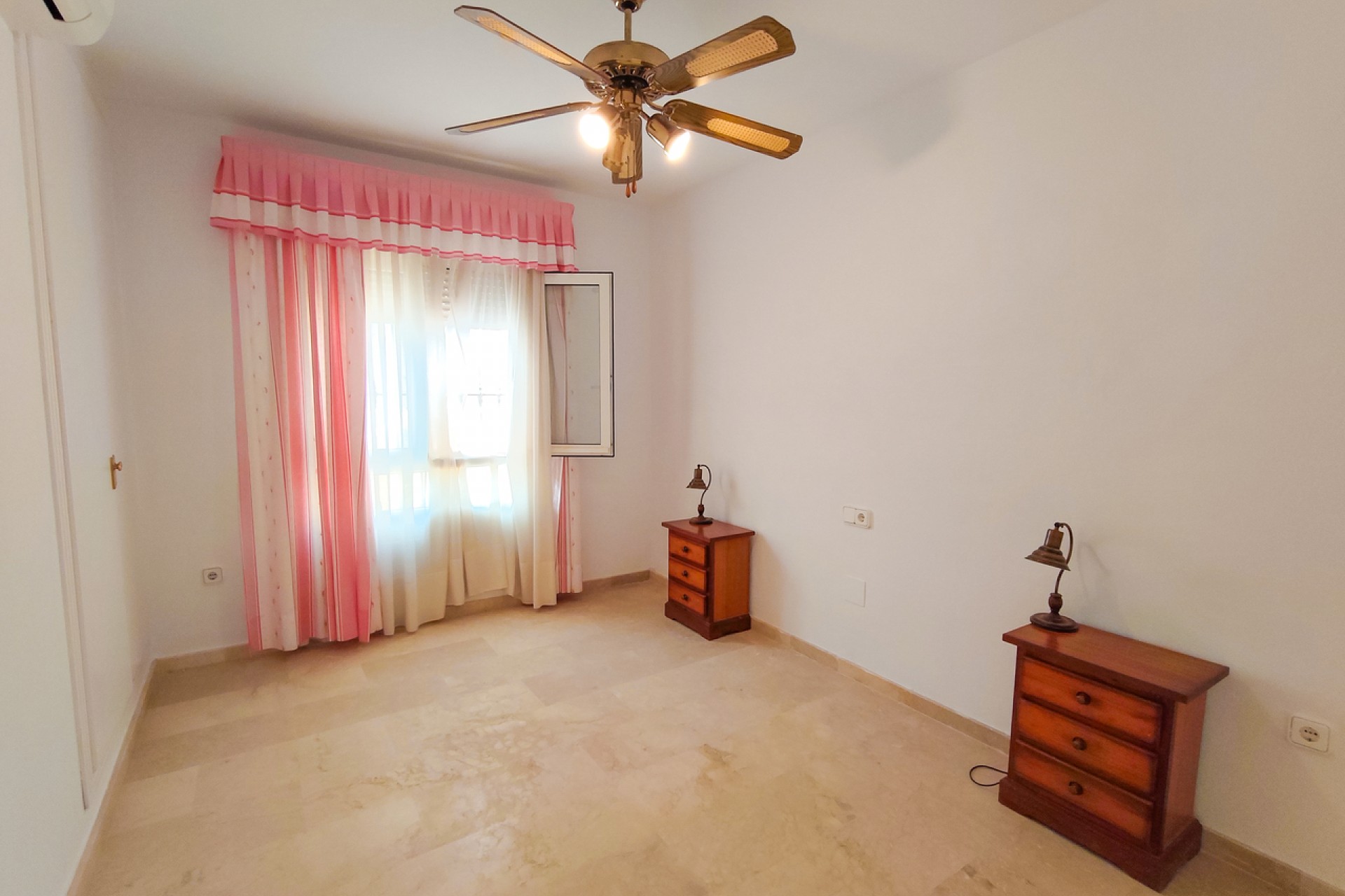 Resale - Villa -
Villamartin - Costa Blanca