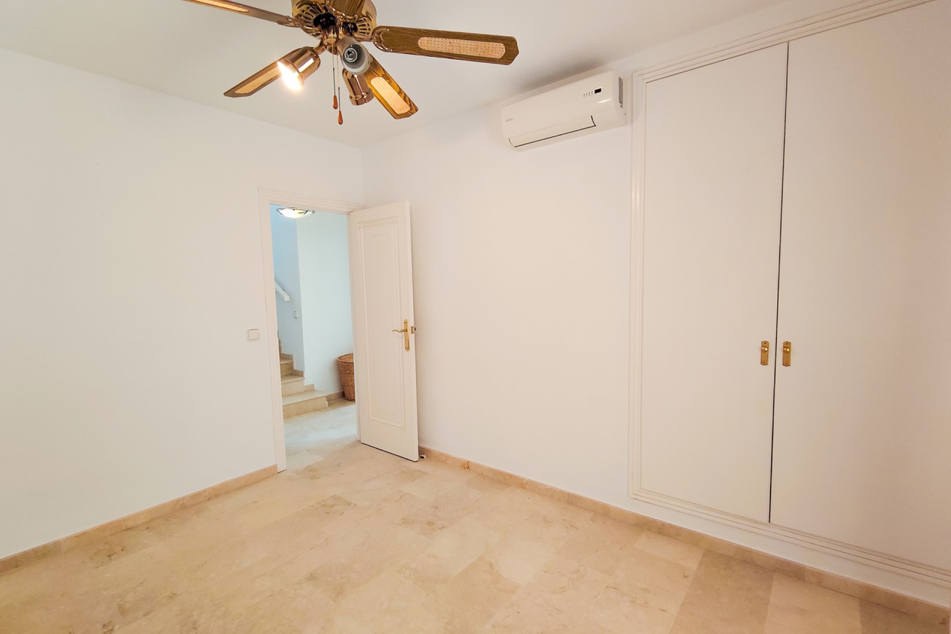 Resale - Villa -
Villamartin - Costa Blanca