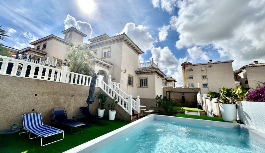 Resale - Villa -
Villamartin - Costa Blanca