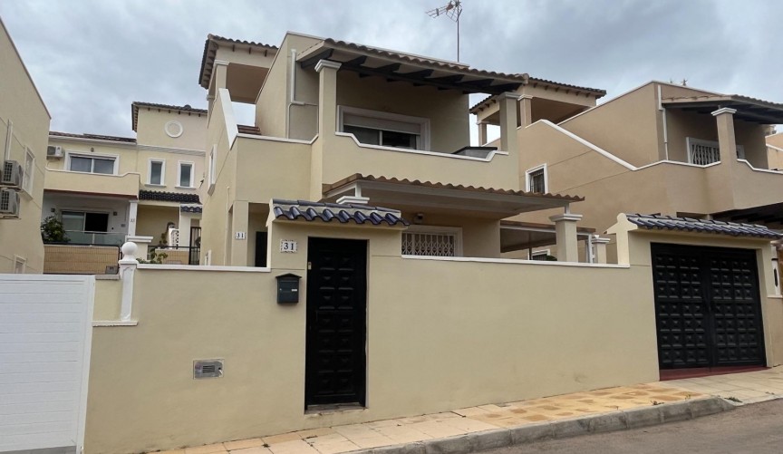 Reventa - Duplex -
San Miguel de Salinas - Las Filipinas