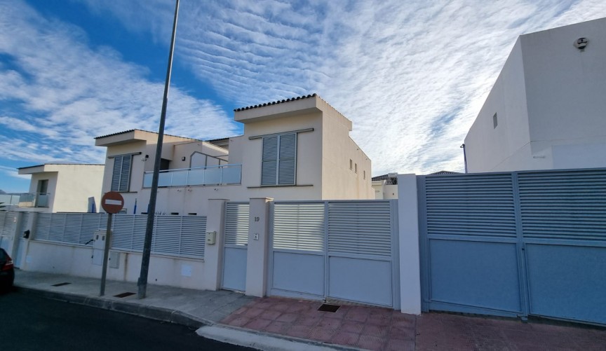 Reventa - Town House -
Cox - Inland