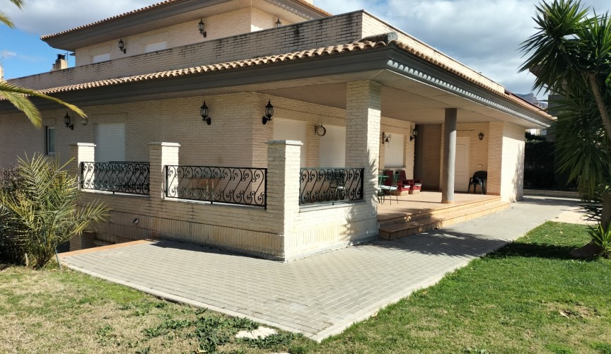 Reventa - Villa -
Elda - Inland