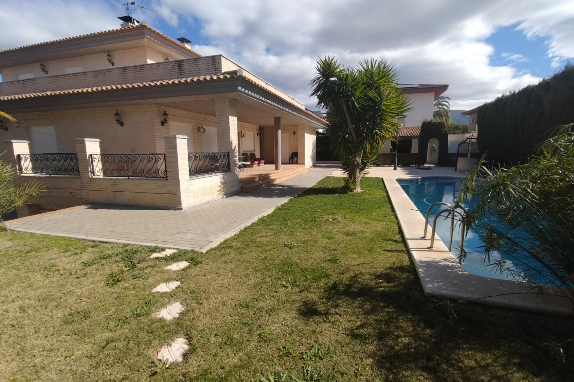 Reventa - Villa -
Elda - Inland