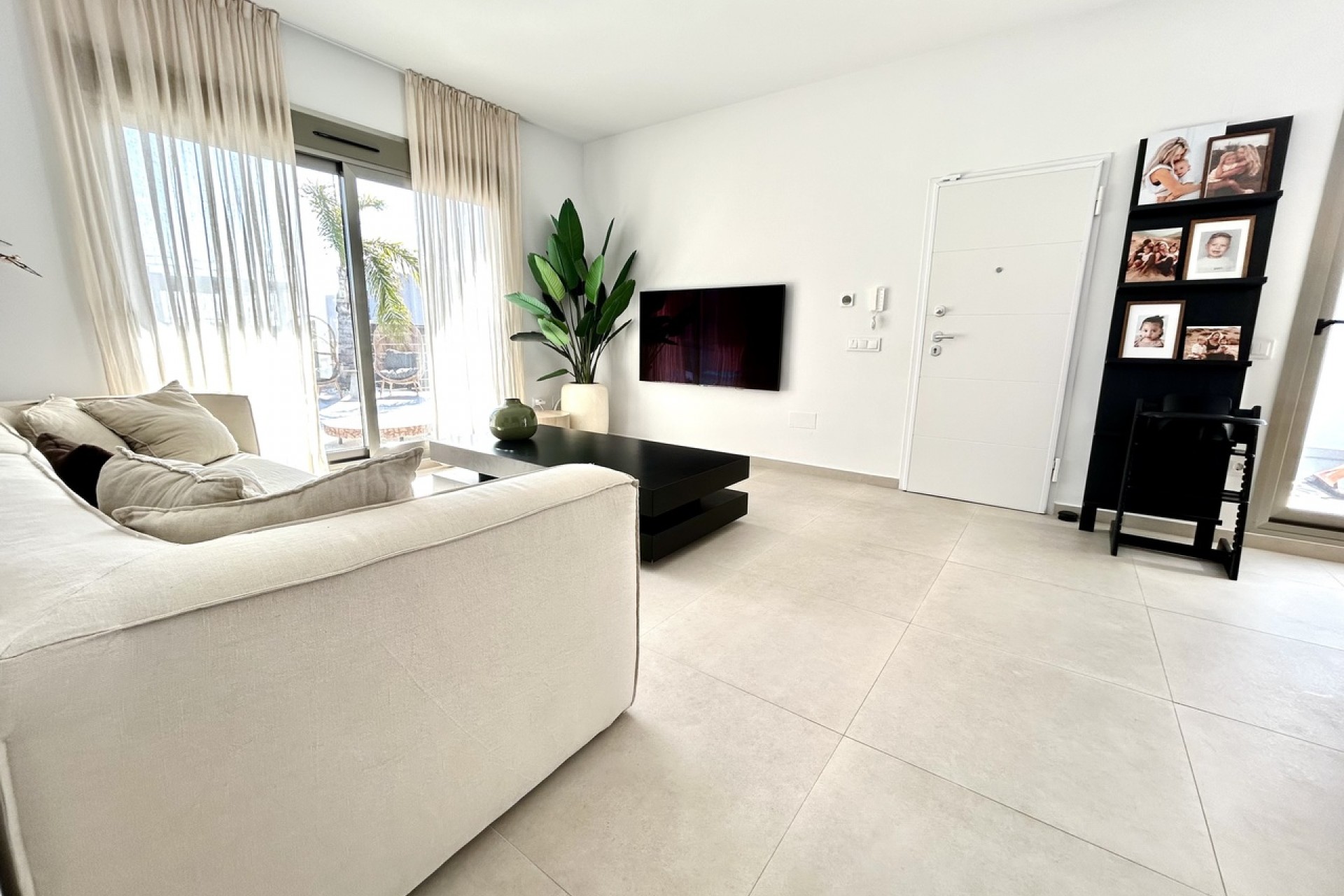 Reventa - Villa -
Las Filipinas - Inland