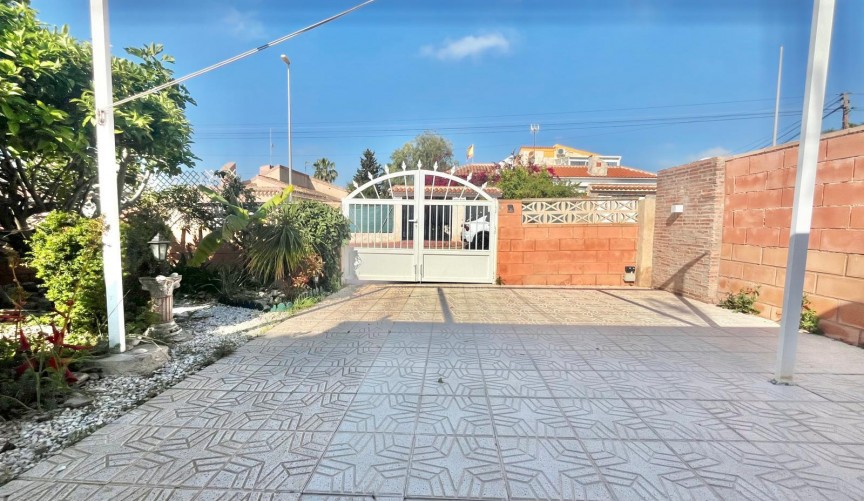 Reventa - Villa -
Orihuela Costa - Los Almendros-la Florida