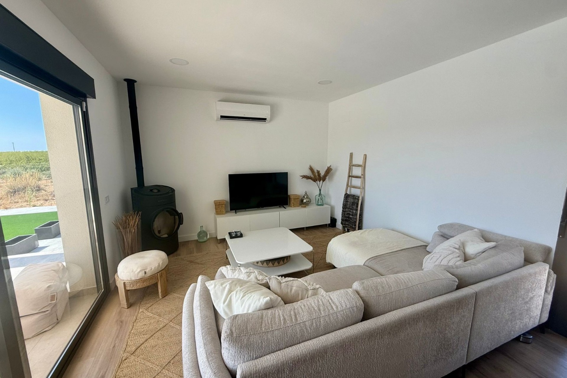 Reventa - Villa -
Pinoso - Inland