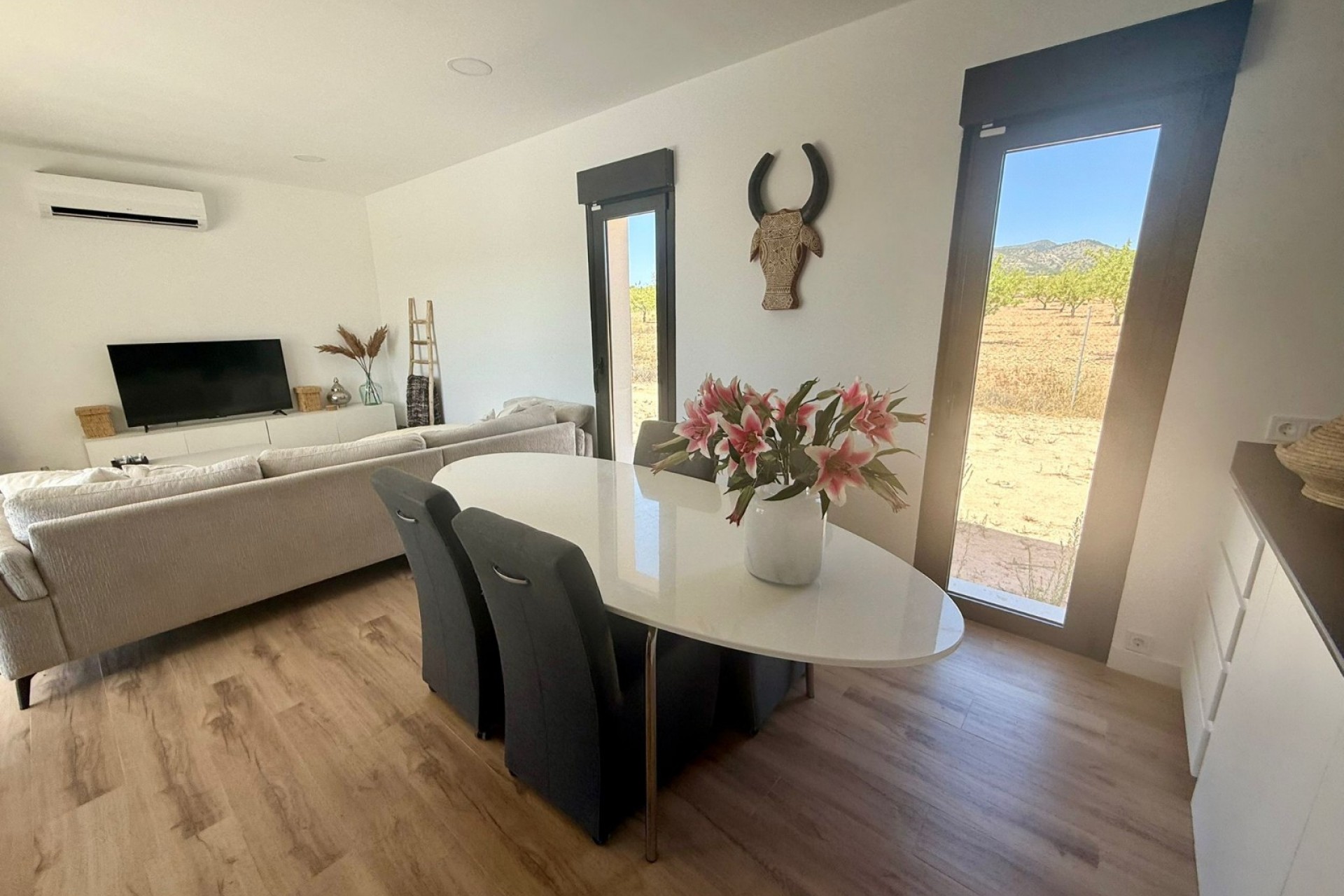 Reventa - Villa -
Pinoso - Inland