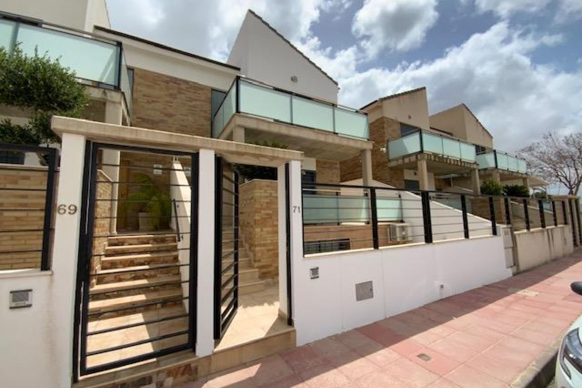 Reventa - Villa -
Roldan - Inland