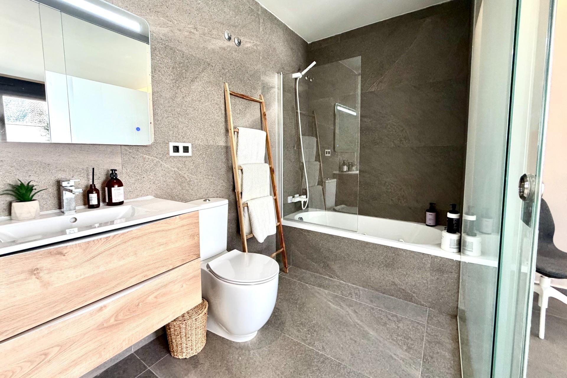 Reventa - Villa -
San Miguel de Salinas - Bellavista