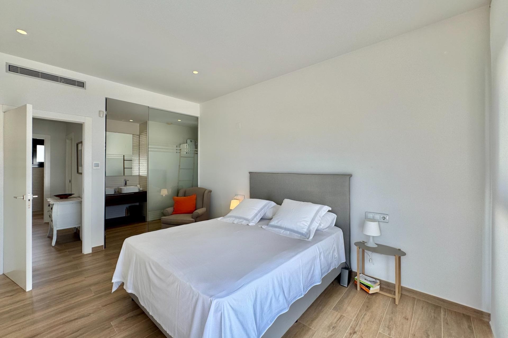 Reventa - Villa -
San Miguel de Salinas - Bellavista