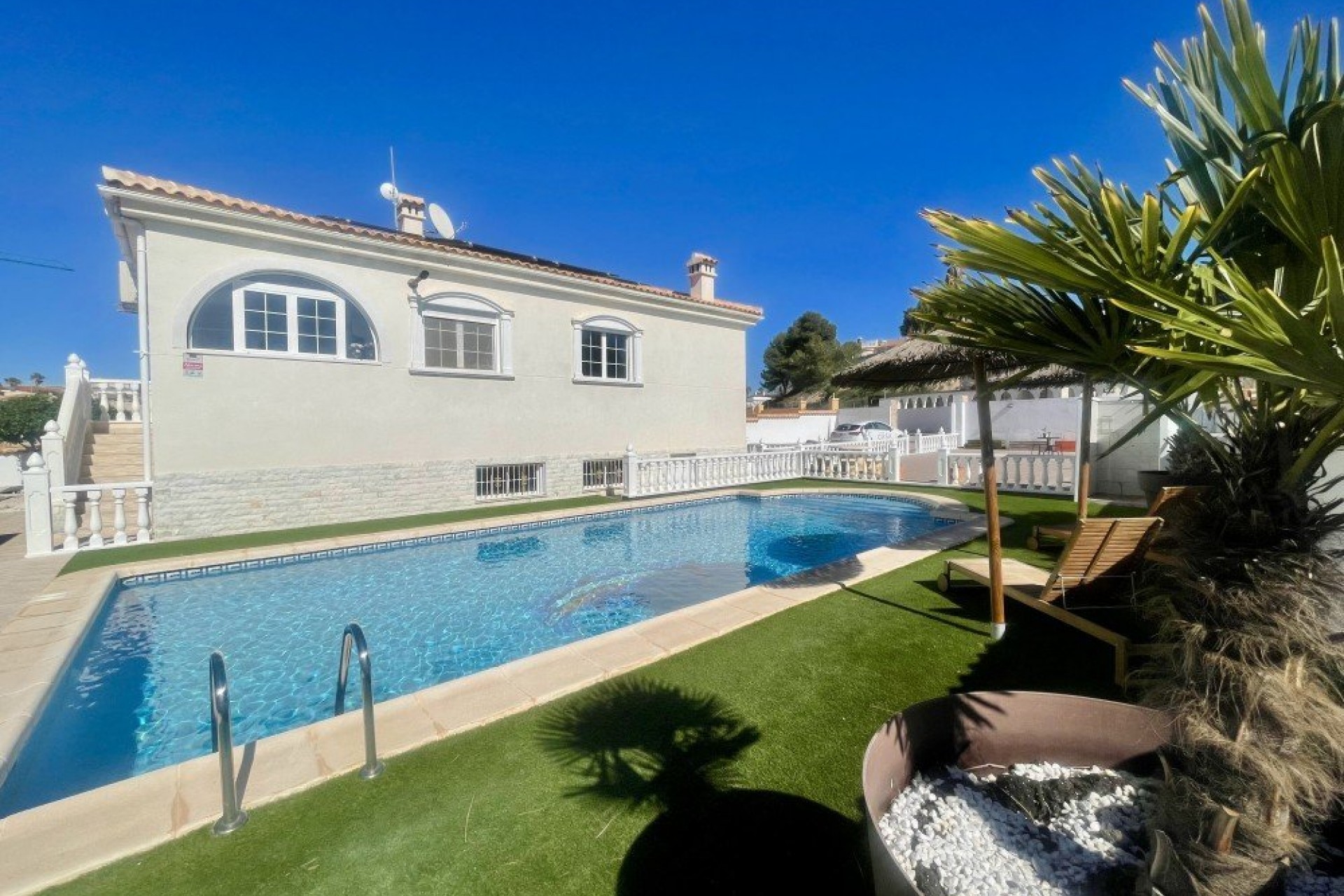 Reventa - Villa -
Urb. La Marina - Inland