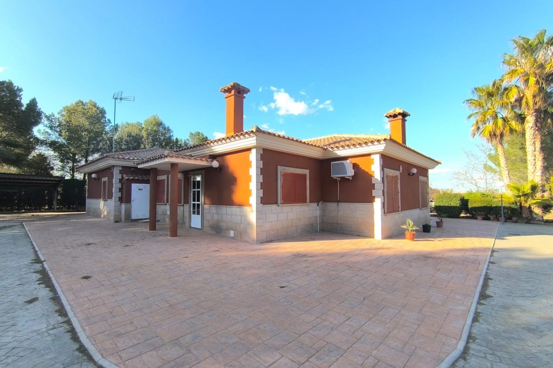 Reventa - Villa -
Yecla - Inland