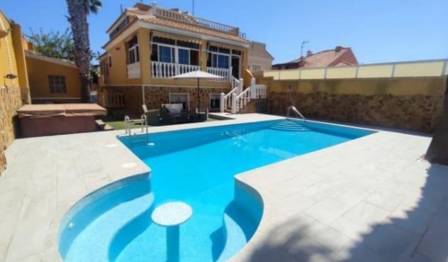 Villa - Återförsäljning - Torrevieja - aguas nuevas