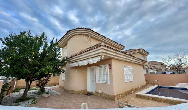 Villa - Återförsäljning - Torrevieja - BO-47387