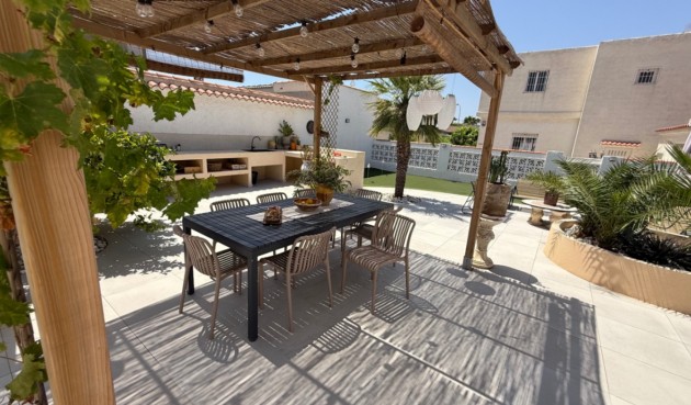 Villa - Återförsäljning - Torrevieja - BO-53810