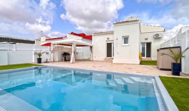 Villa - Återförsäljning - Torrevieja - Costa Blanca