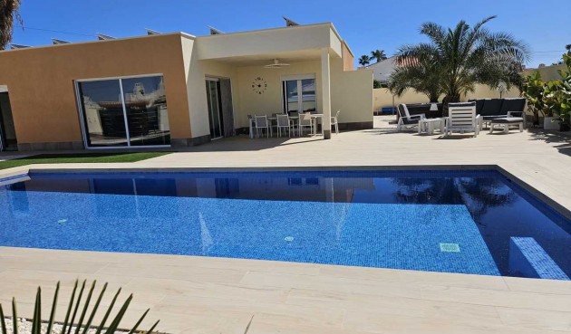 Villa - Återförsäljning - Torrevieja - Costa Blanca