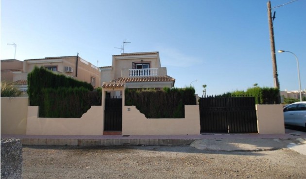 Villa - Återförsäljning - Torrevieja - La Siesta - El Salado - Torreta