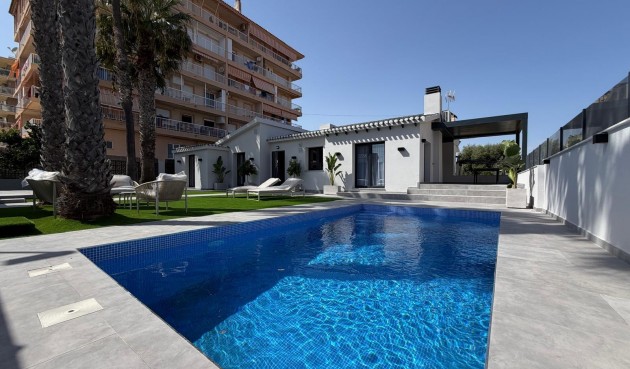 Villa - Återförsäljning - Torrevieja - Punta Prima