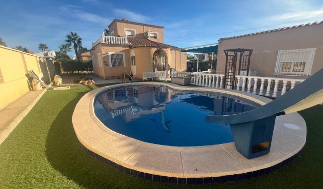 Villa - Återförsäljning - Torrevieja - San Luis