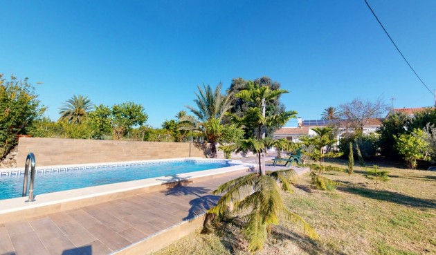 Återförsäljning - Villa -
La Marina - Alicante