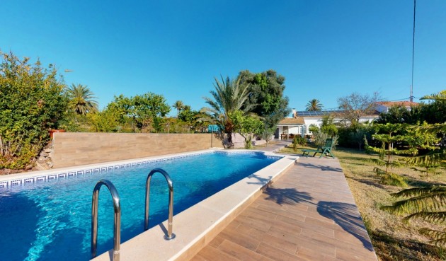 Återförsäljning - Villa -
La Marina - Alicante