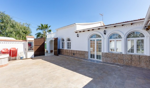 Återförsäljning - Villa -
La Marina - Alicante