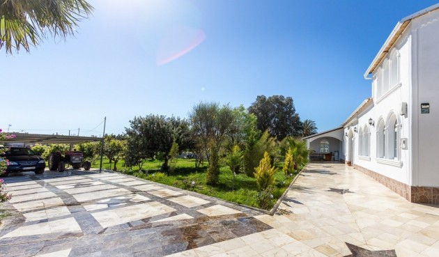 Resale - Villa -
La Marina - Alicante