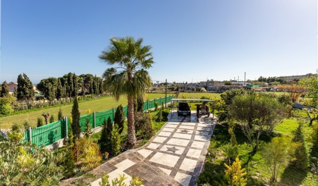 Återförsäljning - Villa -
La Marina - Alicante