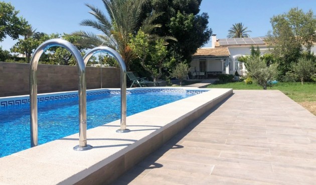 Resale - Villa -
La Marina - Alicante