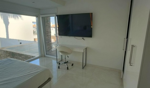 Resale - Villa -
Orihuela Costa - La Zenia