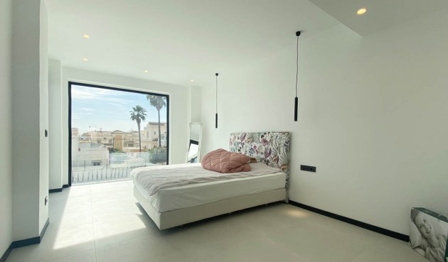 Resale - Villa -
Torrevieja - Costa Blanca