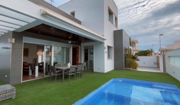 Återförsäljning - Villa -
Mil Palmeras - Costa Blanca