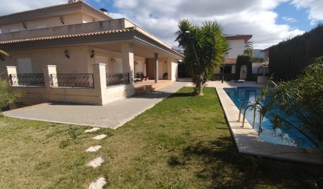 Reventa - Villa -
Elda - Inland