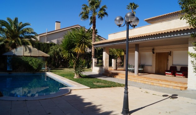 Reventa - Villa -
Elda - Inland