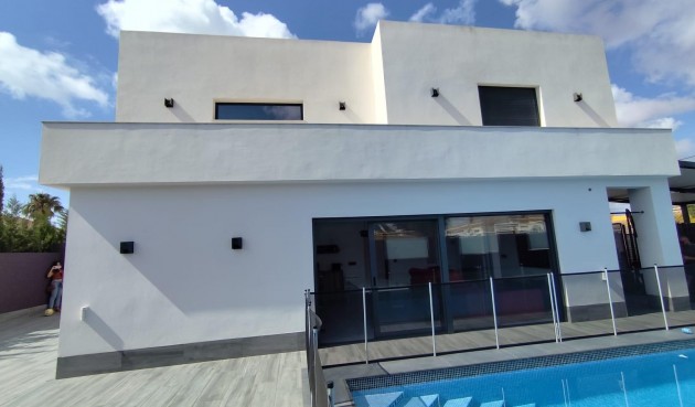 Återförsäljning - Villa -
Torrevieja - El Chaparral