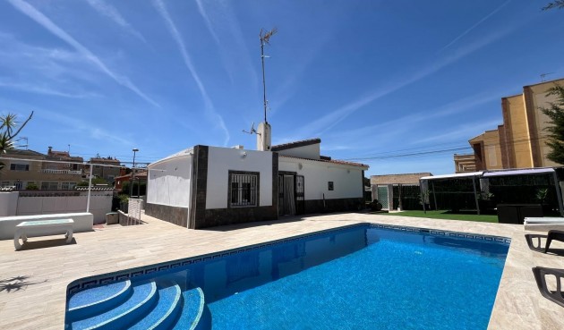 Återförsäljning - Villa -
Torrevieja - Los Balcones