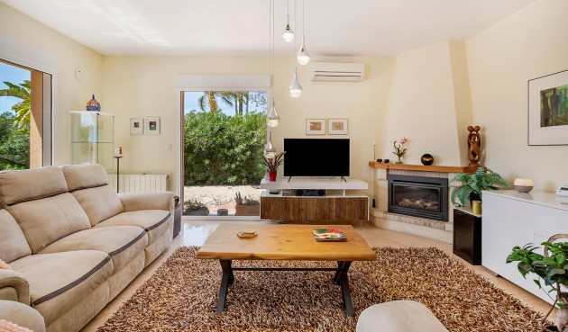 Resale - Villa -
Daya Vieja - Costa Blanca