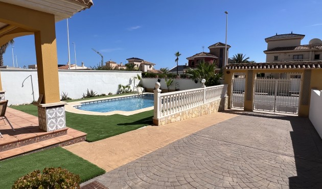 Återförsäljning - Villa -
Orihuela Costa - Costa Blanca