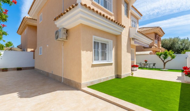 Återförsäljning - Villa -
Torrevieja - Punta Prima