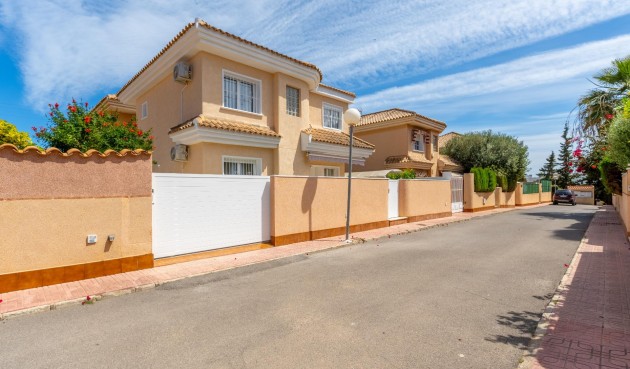 Återförsäljning - Villa -
Torrevieja - Punta Prima