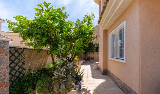 Återförsäljning - Villa -
Torrevieja - Punta Prima