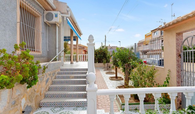 Återförsäljning - Villa -
Torrevieja - Nueva Torrevieja